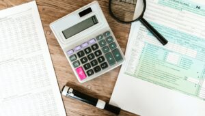 Foto de uma calculadora representando a declaração de imposto de renda