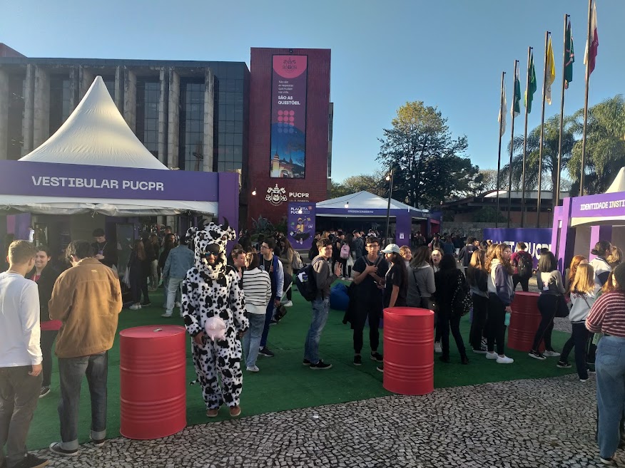 foto do Planeta PUCPR com estudantes e visitantes