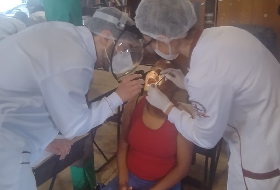 estudantes do curso de odontologia fazem atendimento durante ação social na Vila Tiradentes