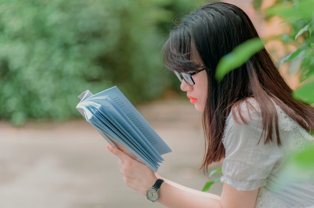 moça asiática lendo livro