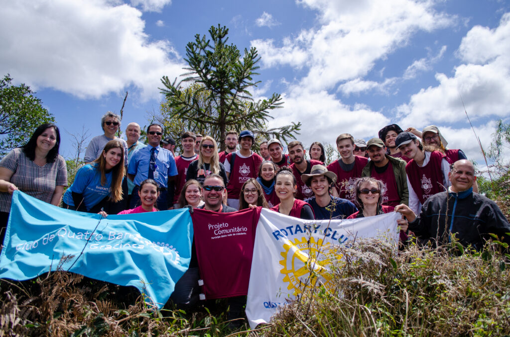 Estudantes participantes do Projeto Comunitário de reflorestamento da Mata Atlântica