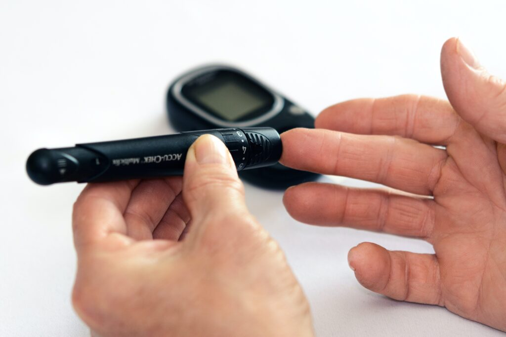 Foto de pessoa medindo a glicose com aparelho medidor