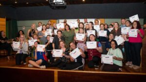 representantes das instituições sociais recebem certificado durante evento dos 20 anos do Projeto Comunitário