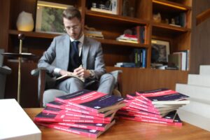 Lucas Troyan, estudante do PIBIC Master, autografa seu livro fruto da pesquisa realizada no PPGD