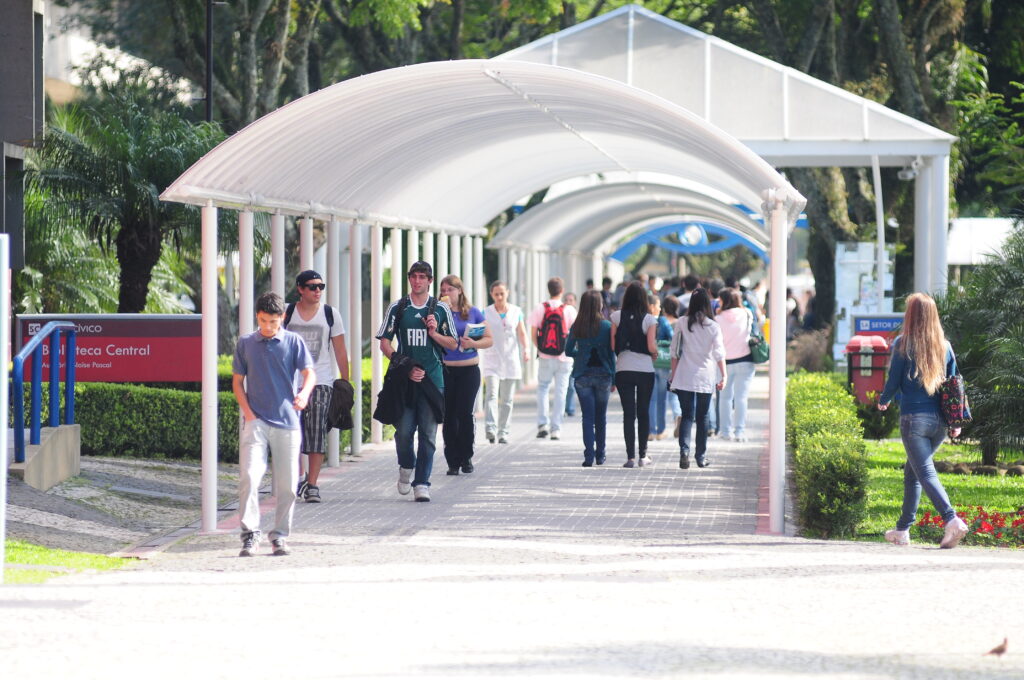 pessoas caminham no Câmpus Curitiba