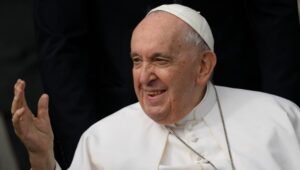 Foto do Papa Francisco acenando para fiéis