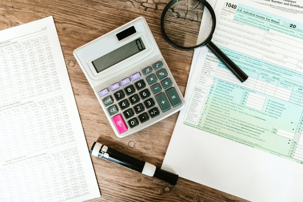 Foto de uma calculadora representando a declaração de imposto de renda