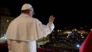 No dia de sua eleição à Cátedra de Pedro, o Papa Francisco saúda os milhares de fiéis reunidos na Praça São Pedro