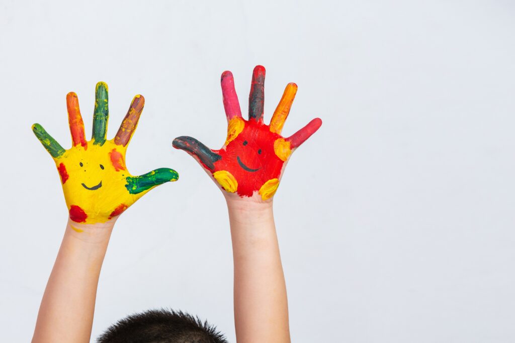 Mãos infantis pintada com várias cores