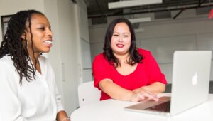 duas mulheres realizam mentoria de trabalho