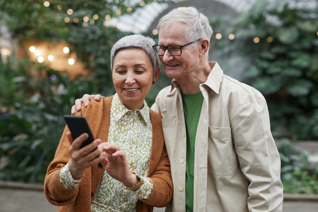 idosos interagindo com o celular