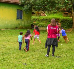 Projeto Comunitário estudantes brincando com crianças 