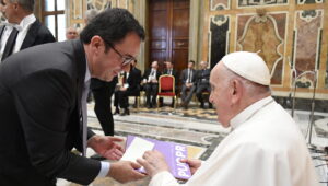 Reitor da PUCPR entrega documento do Pacto Educativo Global para o Papa