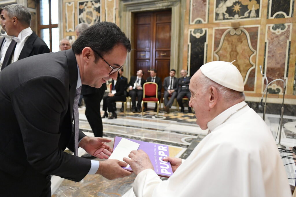 Reitor da PUCPR entrega documento do Pacto Educativo Global para o Papa