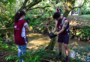 estudantes participam de limpeza de rios no Projeto Comunitário