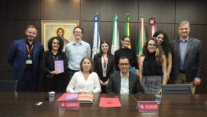 Autoridades presentes na assinatura de convênio com a Procuradoria da Mulher da Câmara de Curitiba