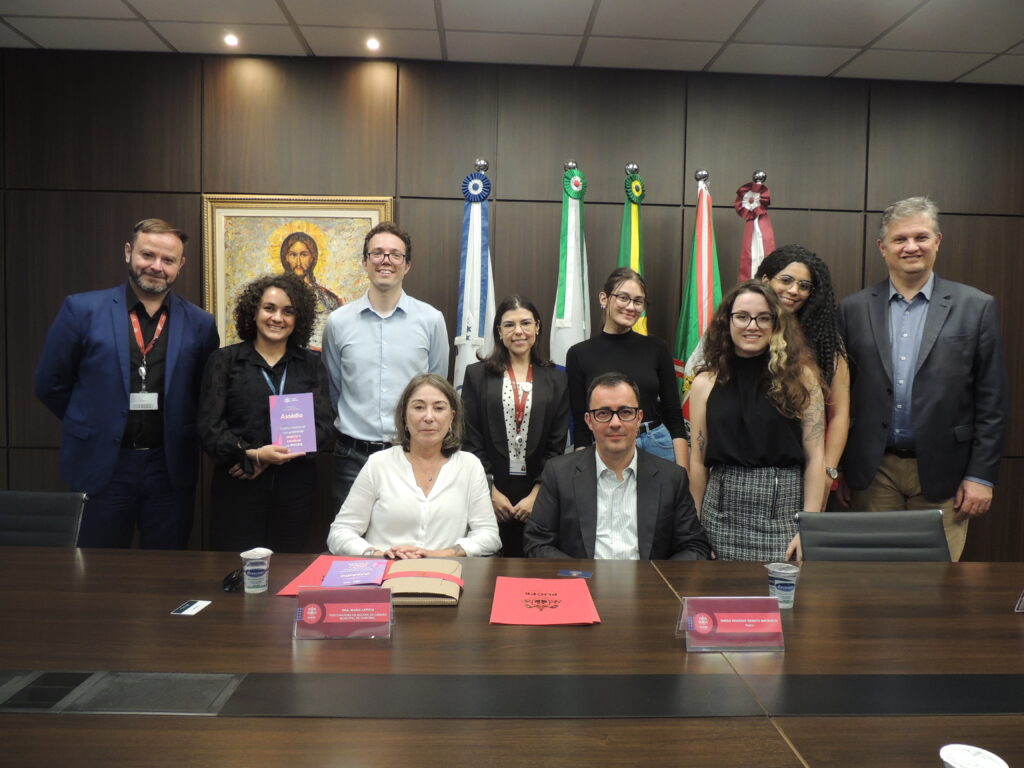 Autoridades presentes na assinatura de convênio com a Procuradoria da Mulher da Câmara de Curitiba