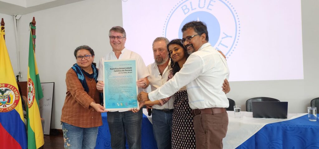 professor PUCPR recebe certificado de universidade azul